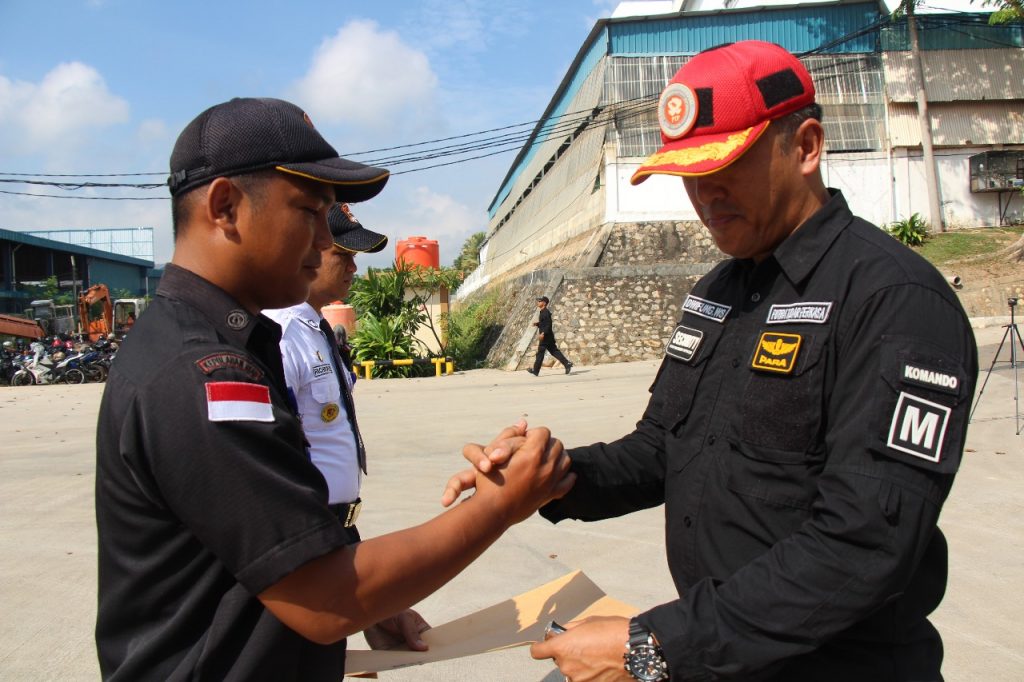 Pemberian penghargaan kepada Satpam berprestasi