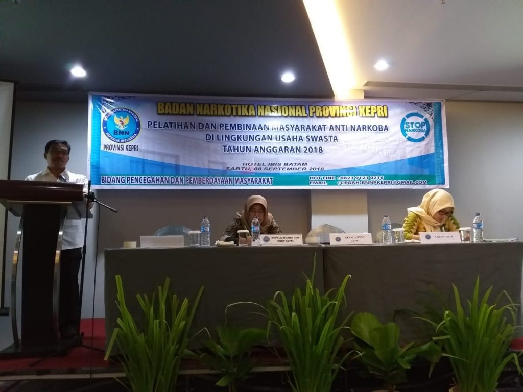 Kepala BNNP Kepri membuka Bimtek di IBIS Hotel Batam