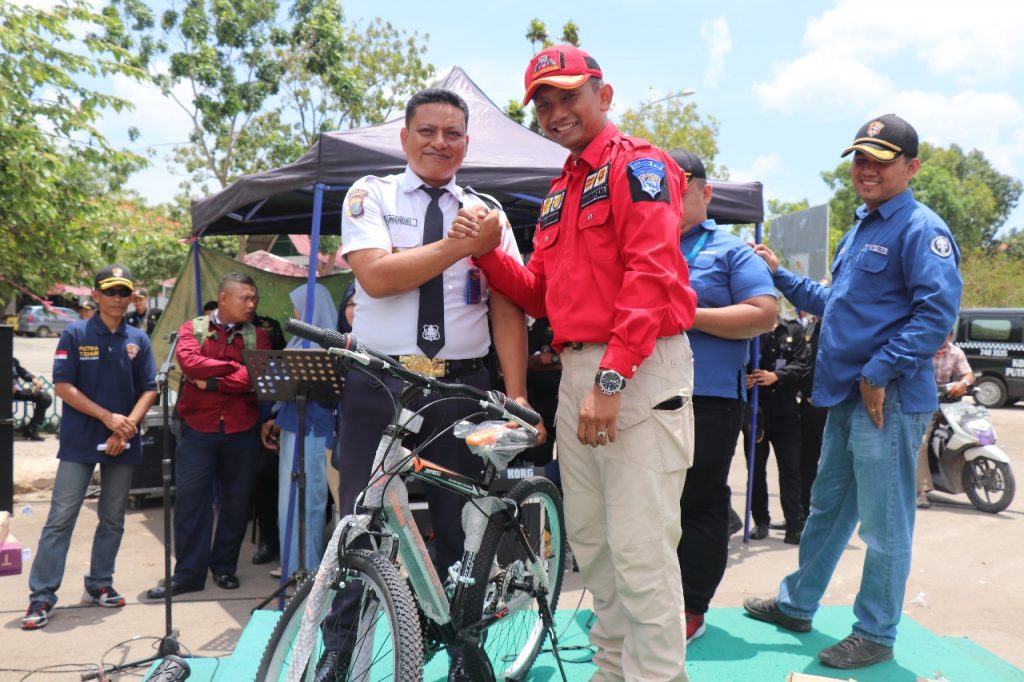 Jasa Satpam di Batam Island - Pemberian Hadiah kepada Satpam berupa Sepeda