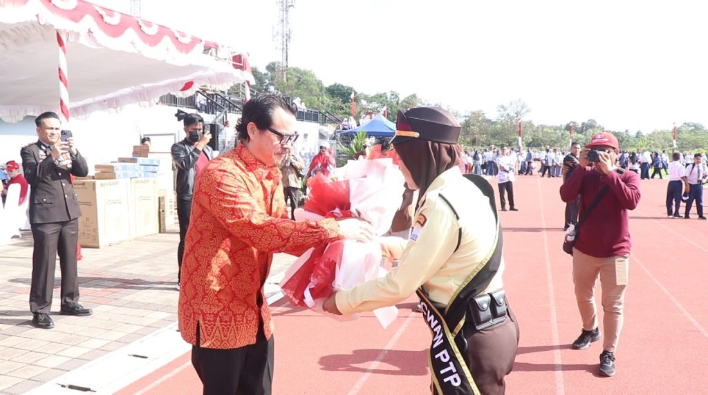 Pemberian bucket Bunga kepada Pak Michael Wiluan - batam